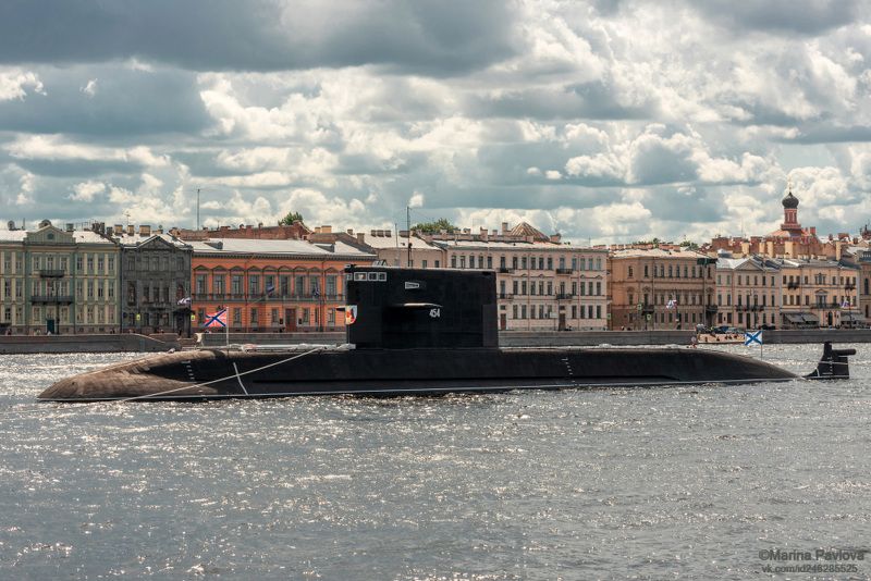 Праздничная река Нева. Подводная лодка Великие Луки фото превью