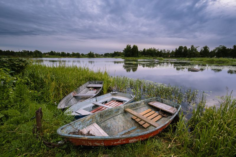 лодки, вуокса, приозерск Три лодки на берегу Вуоксы. фото превью
