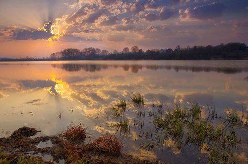 На рассвете уплывают облака