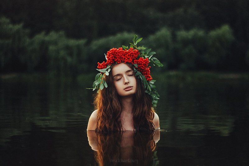 девушка, озеро, лето, закат, рябина, сказки Рябиновая ведьма фото превью