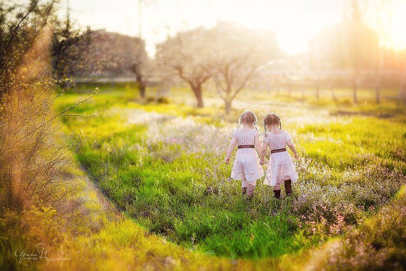 малыши на  закате фото превью