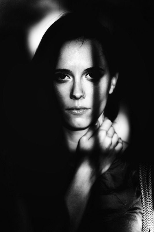 девушка, эмоции, чёрно-белое, контраст, взгляд, тени,  фото превью