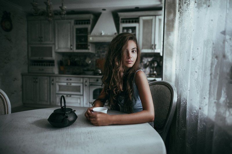 девушка, натуральный свет, портрет чаепитие фото превью