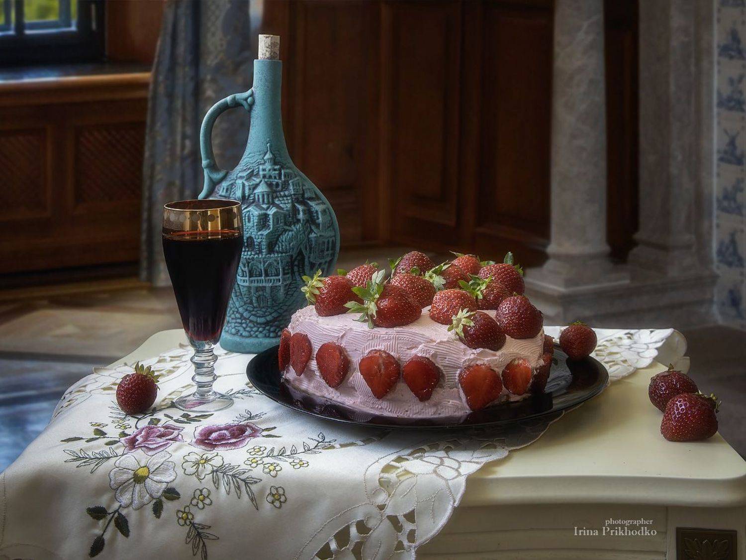 натюрморт, еда, напитки, вино, десерты, клубничный торт, интерьер, Приходько Ирина