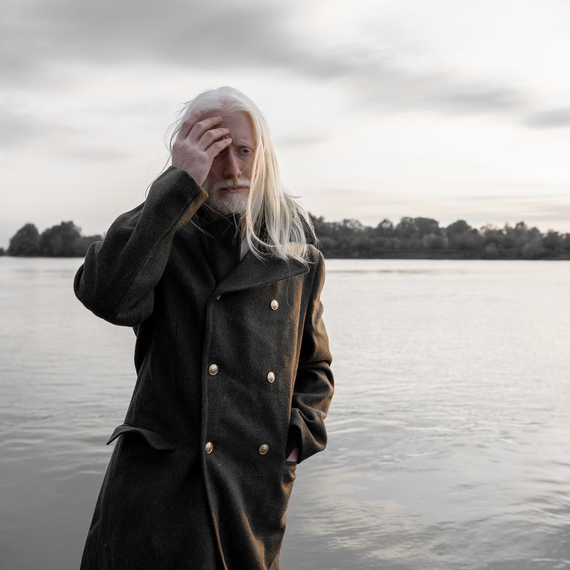 фото, портрет, мужчина, тишина, приключение, пасмурный, серый, опасность, темный Путник фото превью