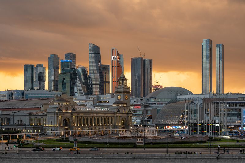 москва, москва сити, город, небоскреб, здание, вечер, закат, туча, гроза, дождь, ливень Сейчас польет!... фото превью