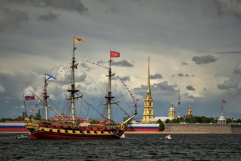санкт-петербург, нева, парусник, морской парад, флаги, петропавловская крепость, Флаги реют на ветру фото превью
