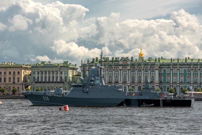 Праздничная река Нева. Малый ракетный корабль Буря фото превью