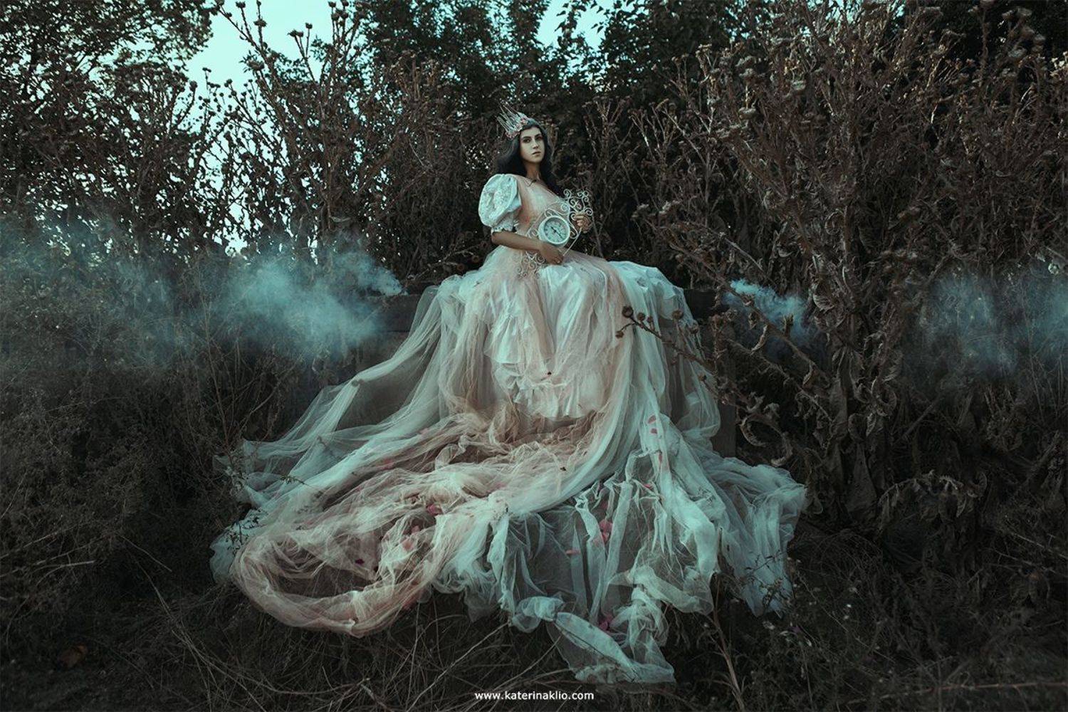 time, art, keeper, woman, model, clock, watches, timepiece, thorn, spines, deadwood, death, dry grass, Катерина Клио