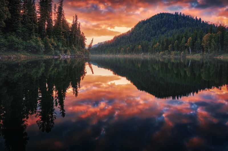 Закат на таежной реке.  фото превью