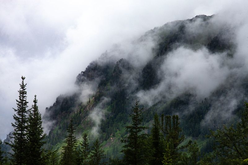 Горы делают облака фото превью