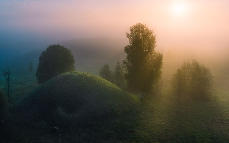 Рассвет, туман, утро, солнце, курган Туманное утро возле старых курганов фото превью