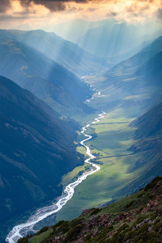 Чилик тучи Казахстан горы река лучи тучи Верховье реки Чилик фото превью