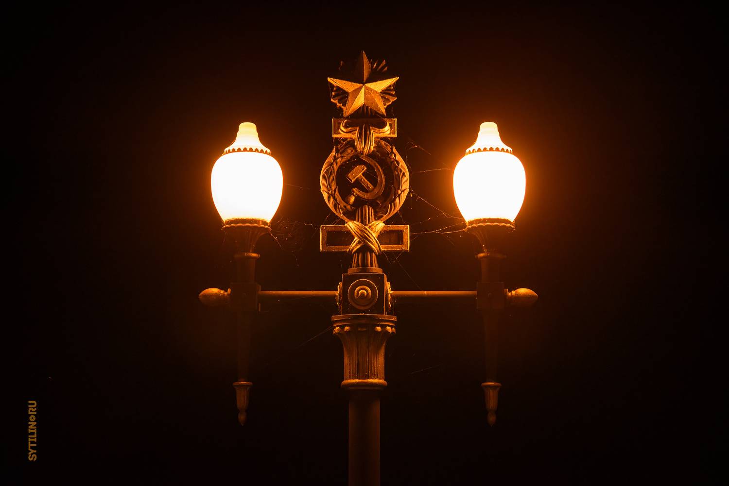 Сталинский,фонарь,чугунный,социализм,великие стройки,волго-дон,серп и молот,звезда,волгодон,ночь,Волго-Донской судоходный канал имени В.И. Ленина.Седьмая шлюзовая камера,шлюз,золотой,черный,темный,канал,украшение,гореть,лампа,плафон,ночной,освещение,яркий, Сытилин Павел