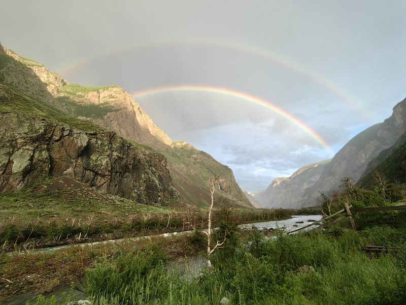 Радуга над горами и рекой фото превью