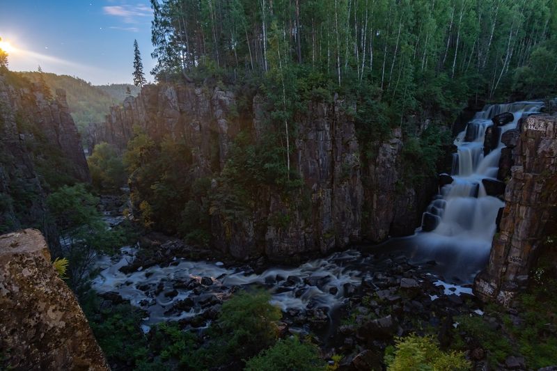 ук, уковский водопад, уда Уковский водопад в лунном свете фото превью