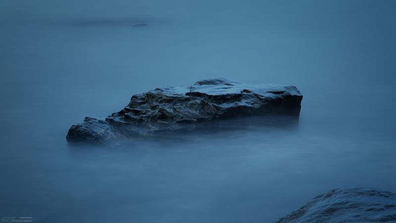 море лето камень сумерки вода природа Сумеречный камень фото превью