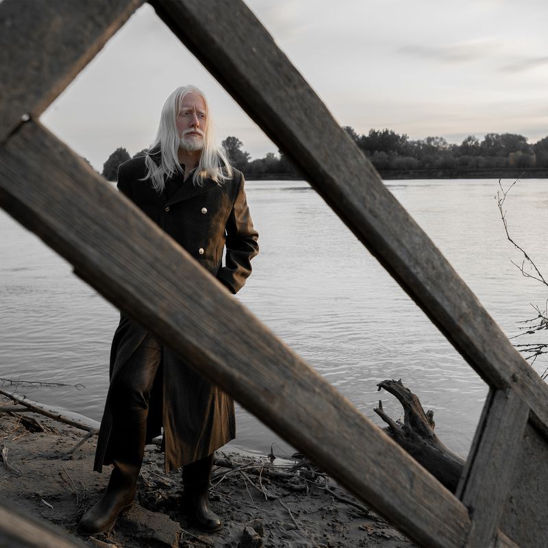 фото, портрет, мужчина, тишина, приключение, пасмурный, серый, опасность, темный Путник фото превью