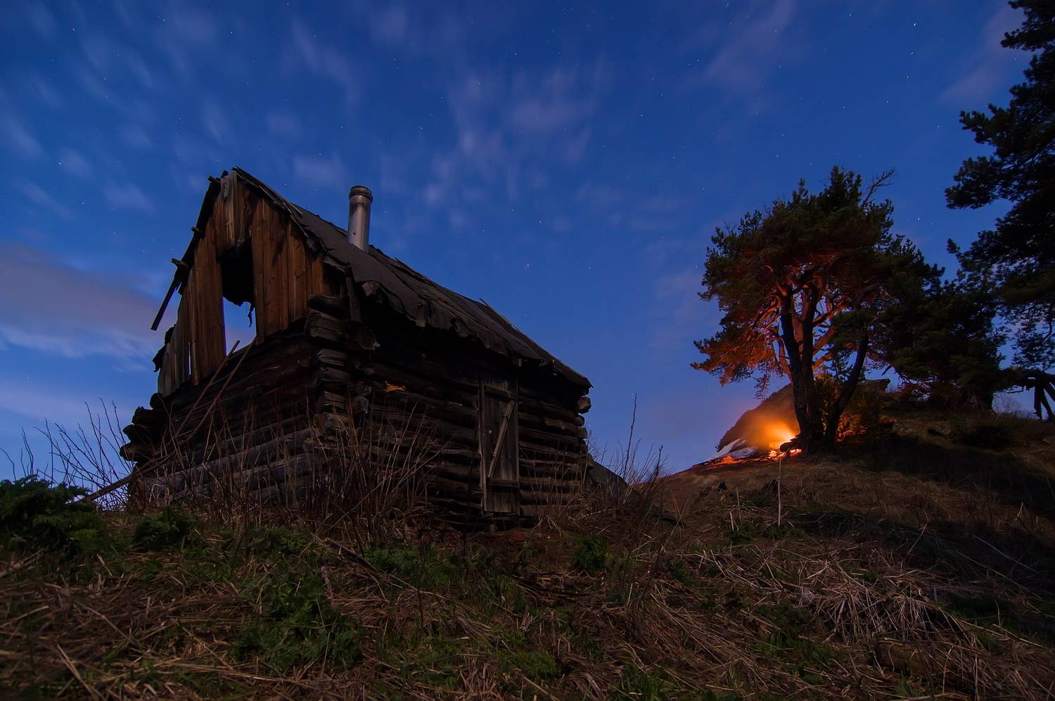 ночь, избушка, костёр, хижина, небо, звезды, облака, деревья, кавказ, Арсен Алабердов