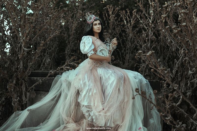 time, art, keeper, woman, model, clock, watches, timepiece, thorn, spines, deadwood, death, dry grass Time keeper фото превью