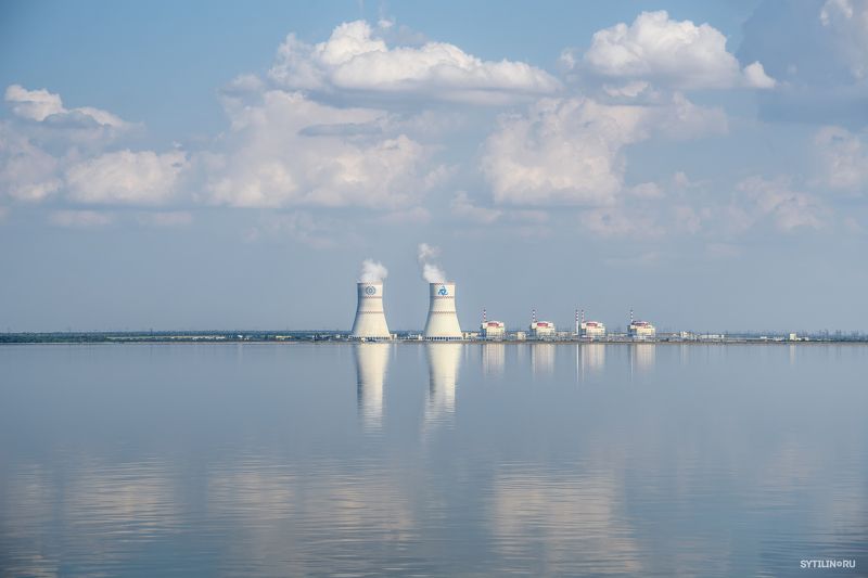 Ростовская атомная электростанция,АЭС,Цимлянское водохранилище,мирный,реактор,атом,энергетика,экология,экологичный,экологический,облака,вода,небо,чистый,отражение,безопасный,энергия,энергетический,электроэнергия,электроэнергетика,атомный,росатом,росэнерго Ростовская атомная электростанция со стороны Цимлянского водохранилища. фото превью