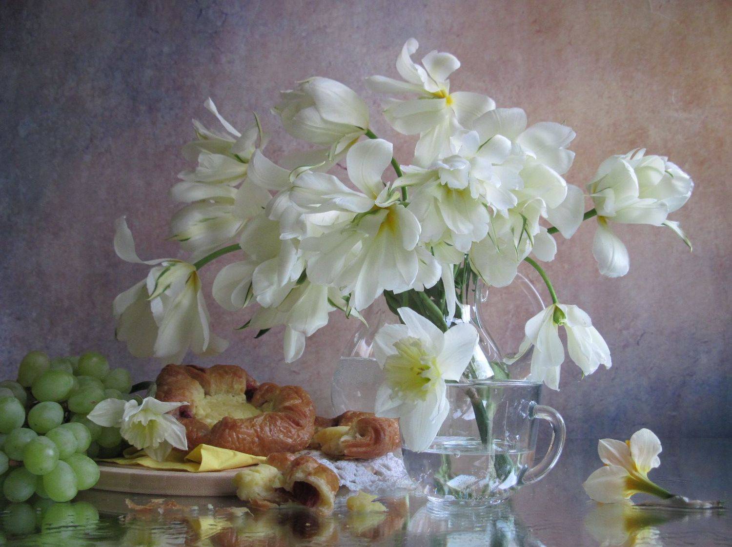 тюльпаны, белый цвет, нарциссы, кухонная доска, ватрушка, виноград, кувшин, кружка, , Наталия Тихомирова