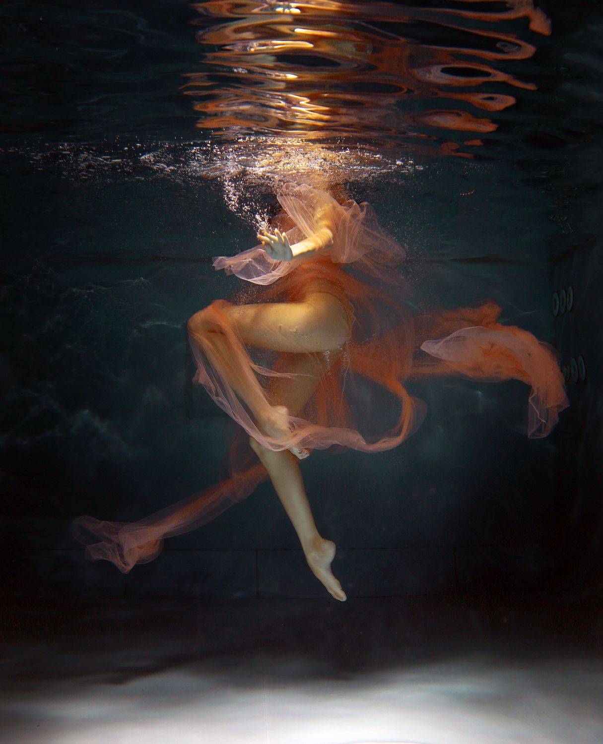 девушка, красивая, в воде, под водой, движение, танец, гимнастка, портрет, жанр, свет, цвет, живопись, Постонен Екатерина