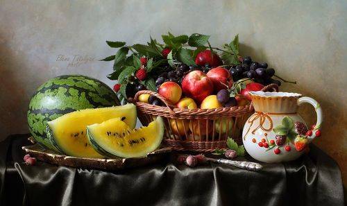 С арбузом и корзиной фруктов.