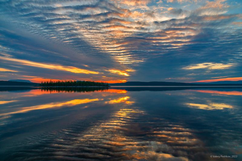 Фактурная ночь полярного дня фото превью