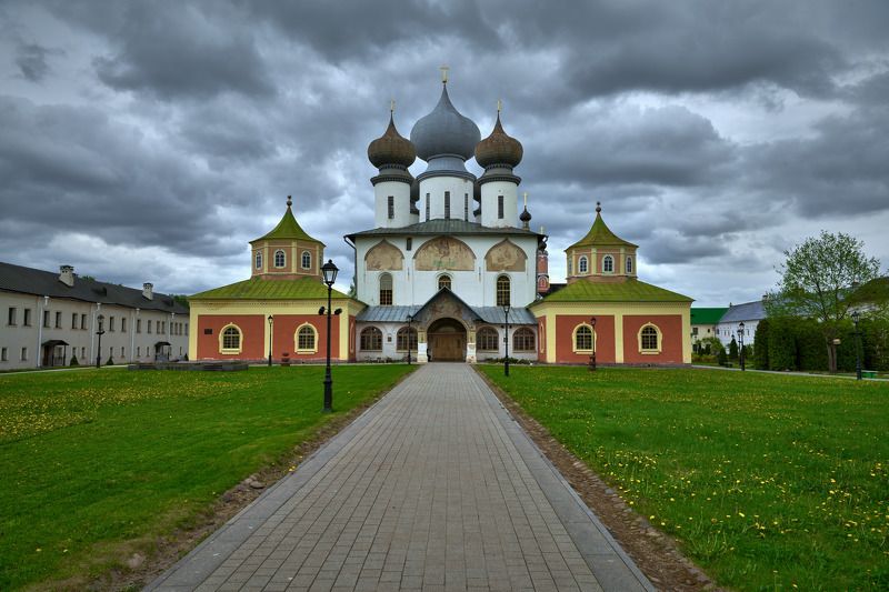 тихвин, монастырь, собор, тихвинский богородичный успенский монастырь, купола, православная вера, К храму фото превью