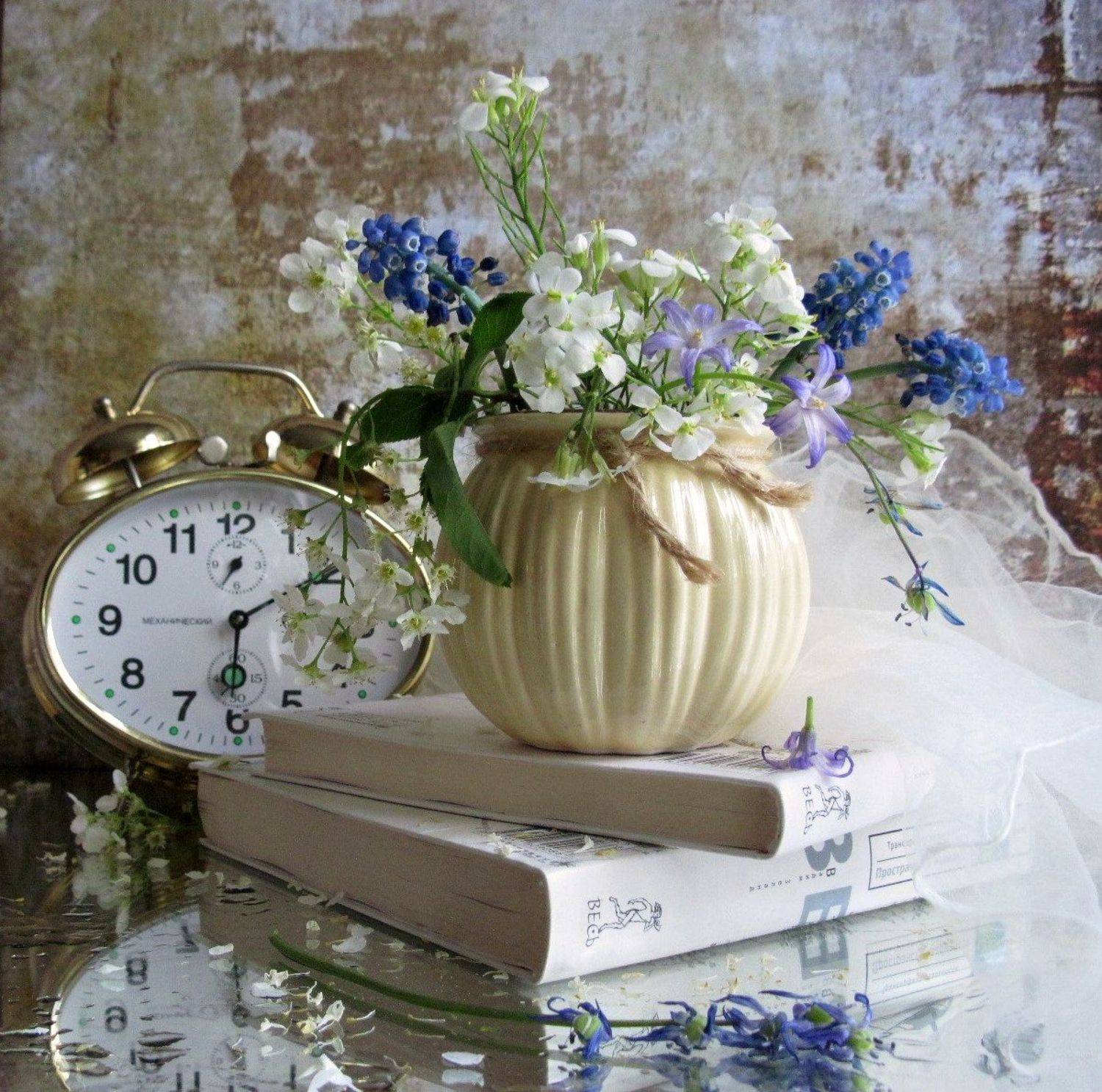 мускарики, хионодокса, черёмуха, ваза, книги, будильник, платок, Наталия Тихомирова