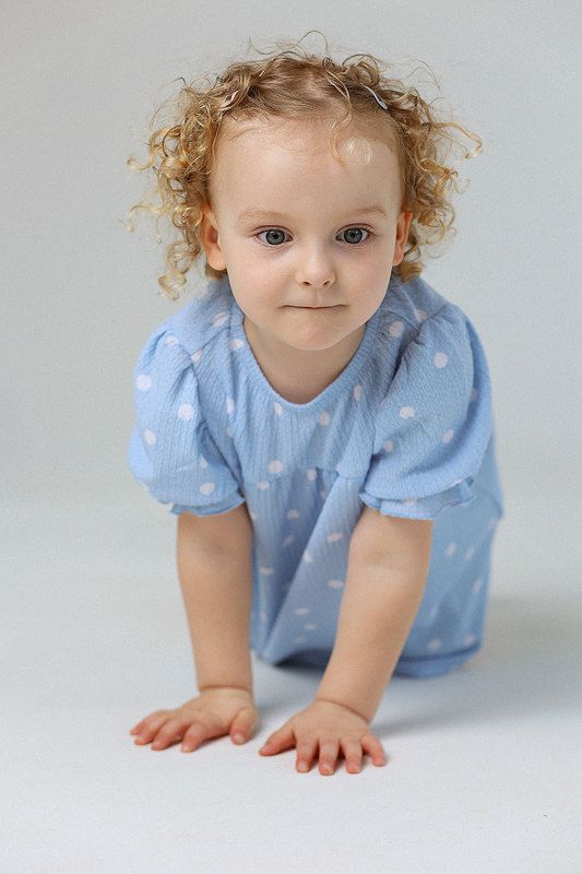 детский портрет, съемка в студии, студийный свет, портрет, детский фотограф, голубое платье, платье в горох Наташа фото превью