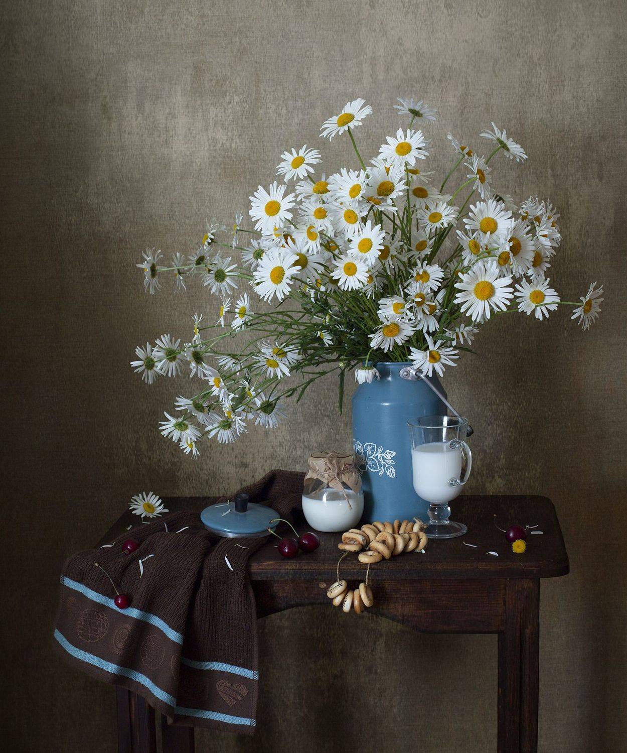 миламиронова, фотонатюрморт, авторскаяработа, натюрмортсцветами, натюрмортсоснедью, ромашки, цветы, молоко, сушки, бидон, Миронова Мила
