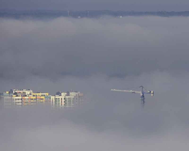Кран в тумане фото превью