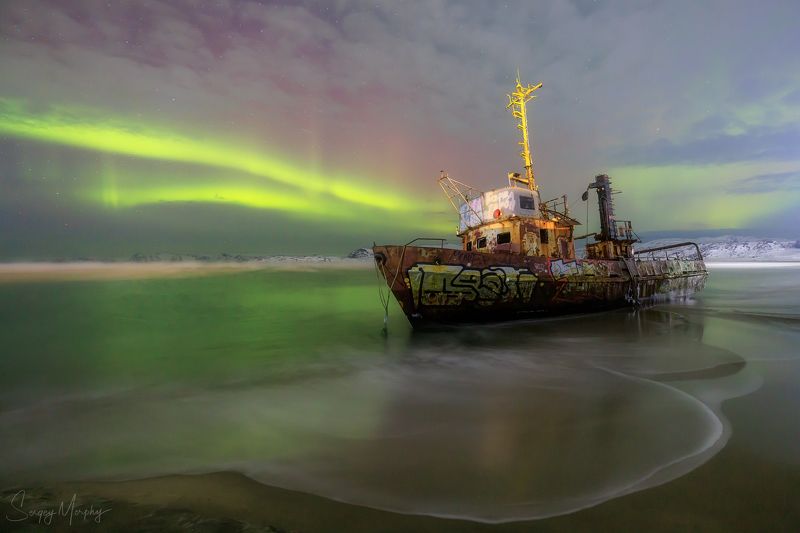 Northern lights over ship wrack. Teriberka. фото превью