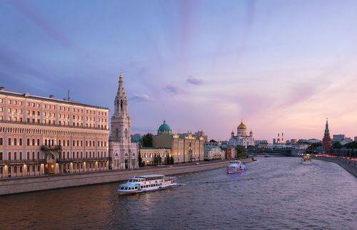 Город в вечерних сумерках. / City in the evening twilight.
