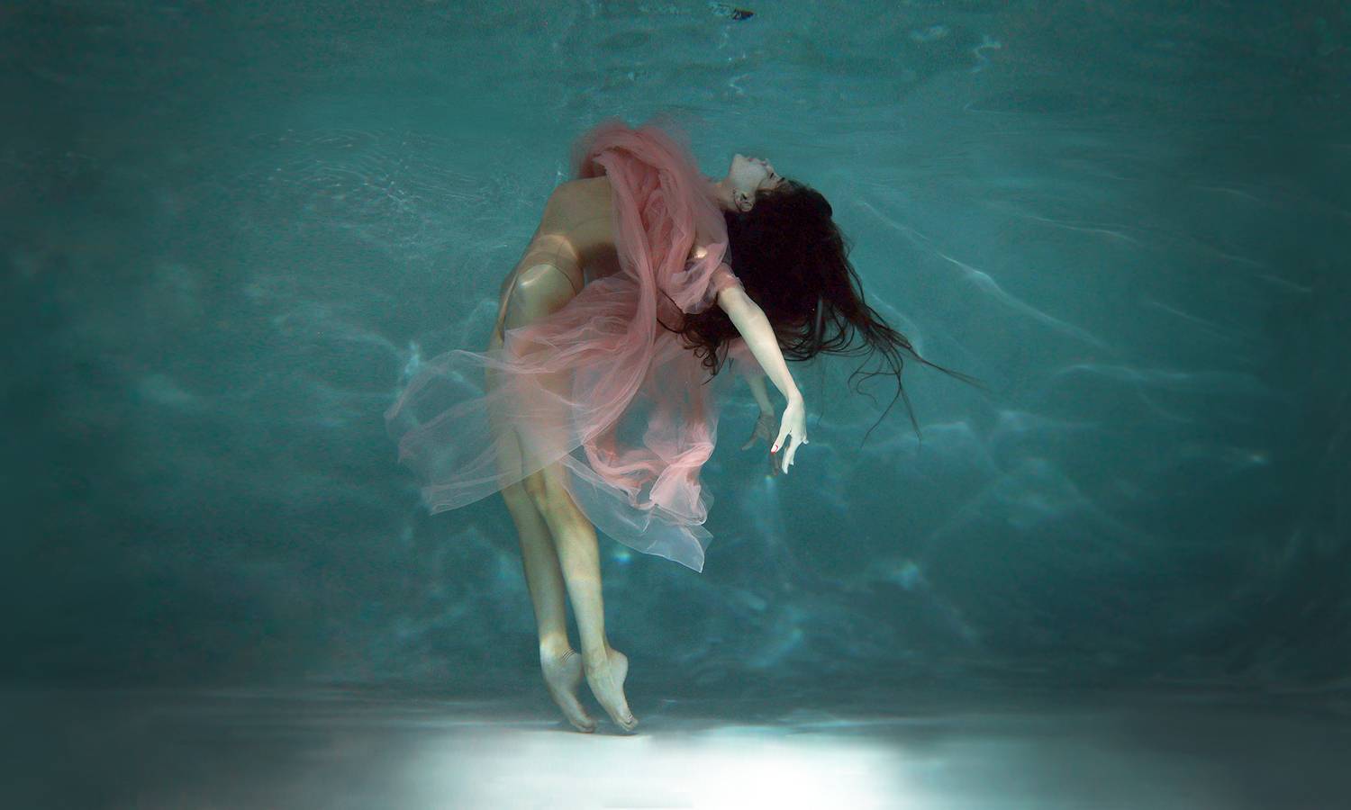 девушка, красивая, в воде, под водой, движение, танец, гимнастка, портрет, жанр, свет, цвет, живопись, Постонен Екатерина