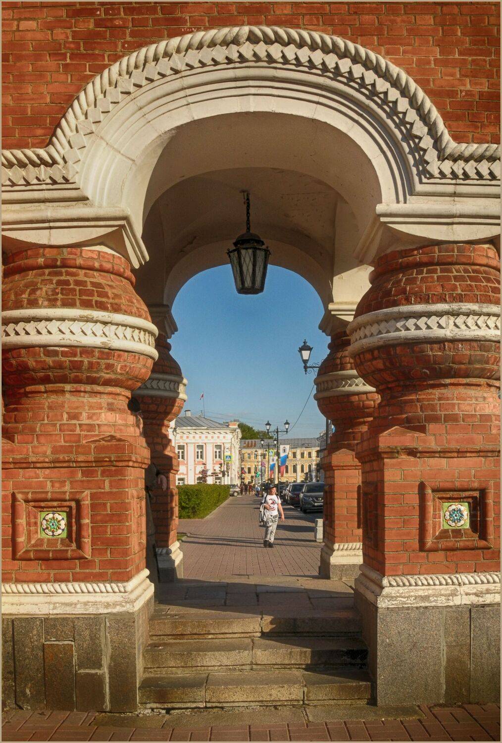 ворота дома люди, Вера Петри