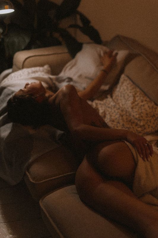 evening cat pose фото превью