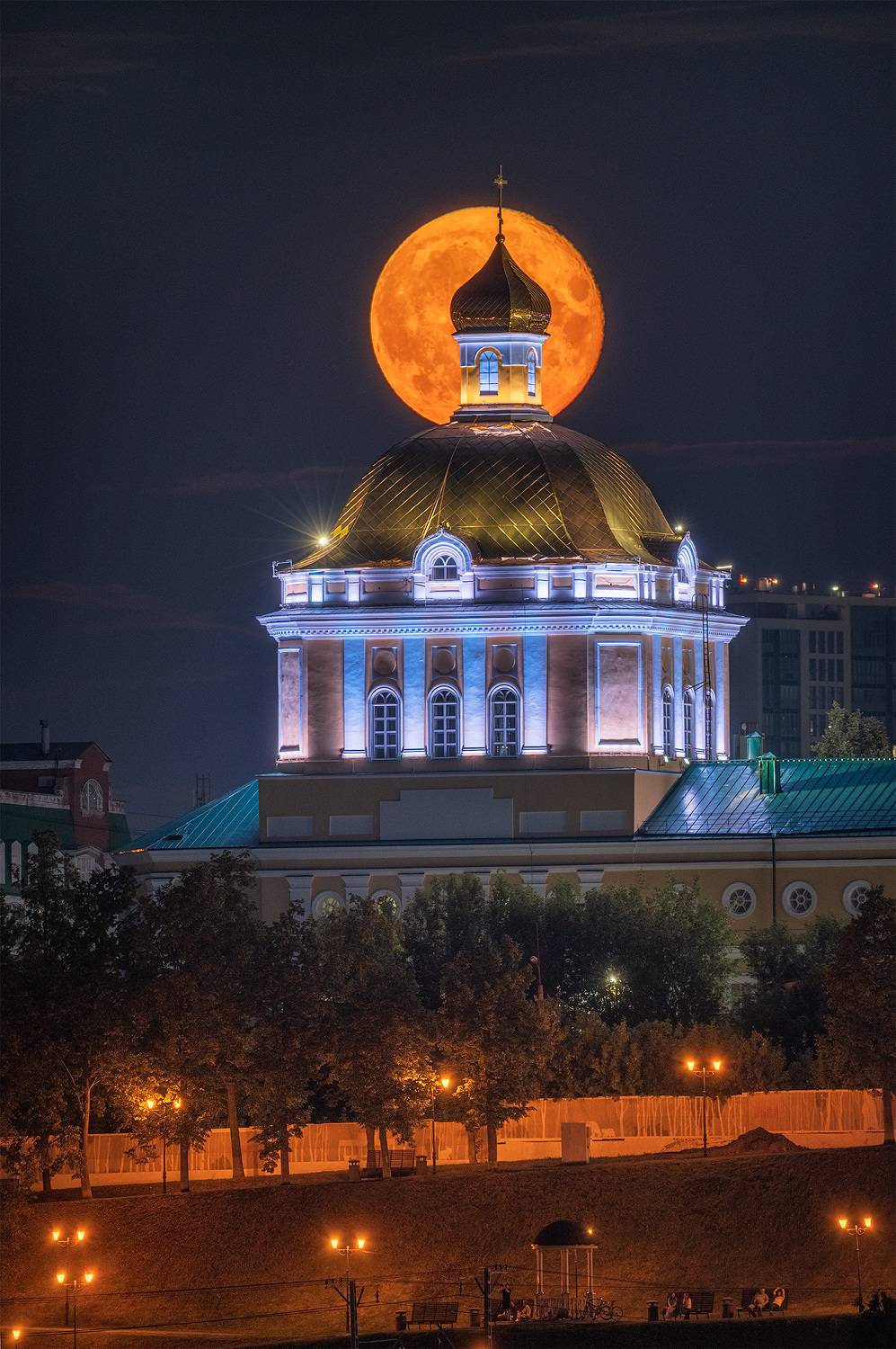 пермь, пермский край, ночь, луна, город, ночной город, городской пейзаж, луна, полнолуние, луна над городом, пермская галерея, Кирилл Кузнецов