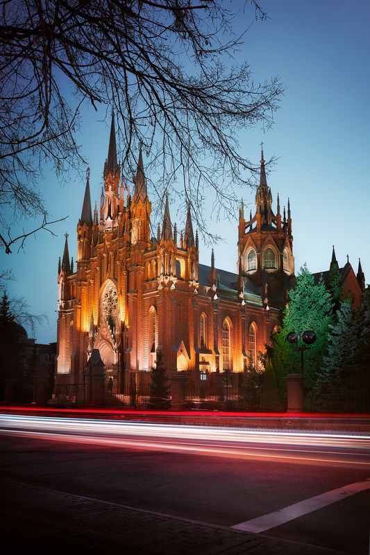 церковь, ночь Католическая церковь в Москве фото превью