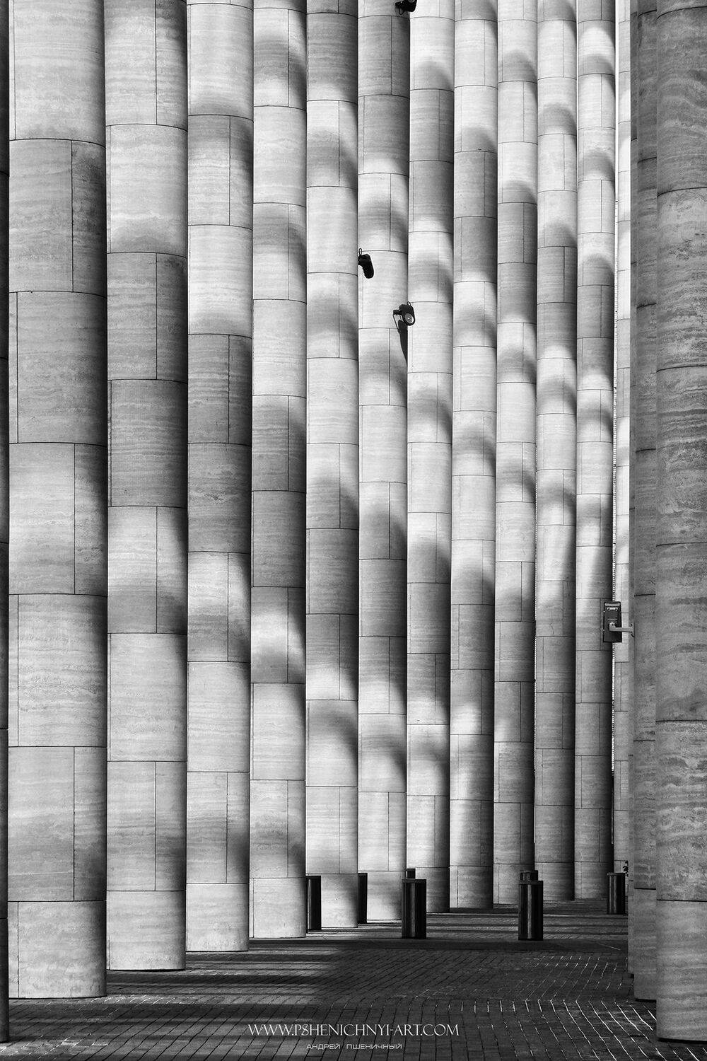 архитектура, вертикаль, лабиринт, свет, тень, минимализм, ритм, колоннада, санкт-петербург, невская ратуша, Пшеничный Андрей