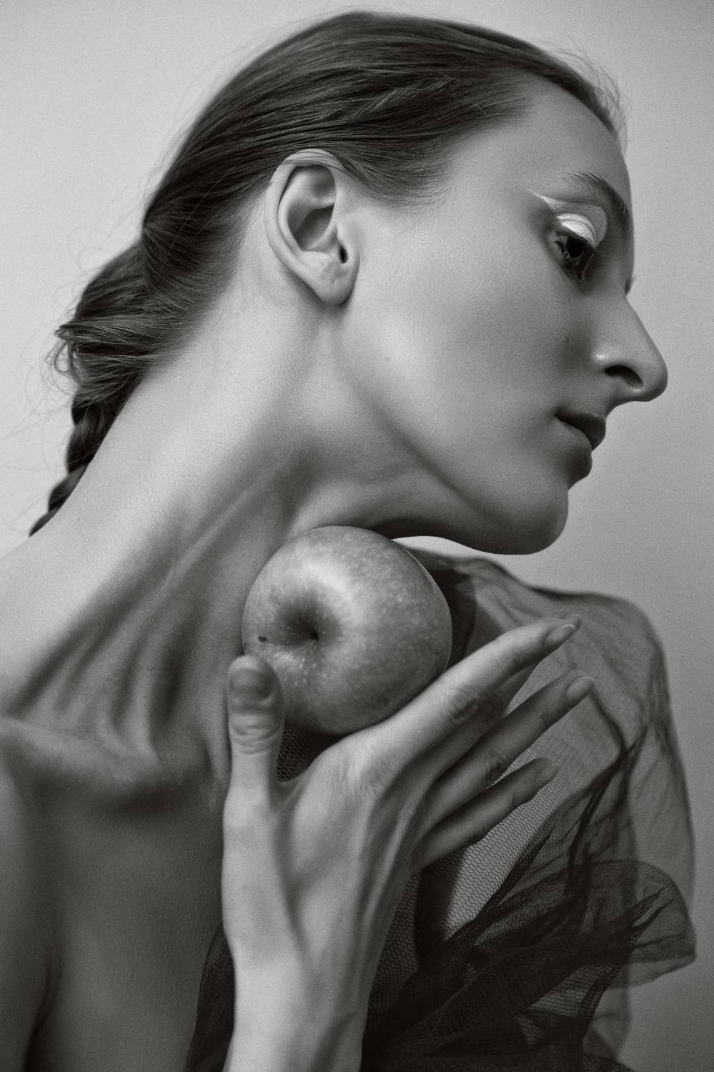 девушка, яблоко, концепт, черно-белое, романтизм, Плешков Алексей