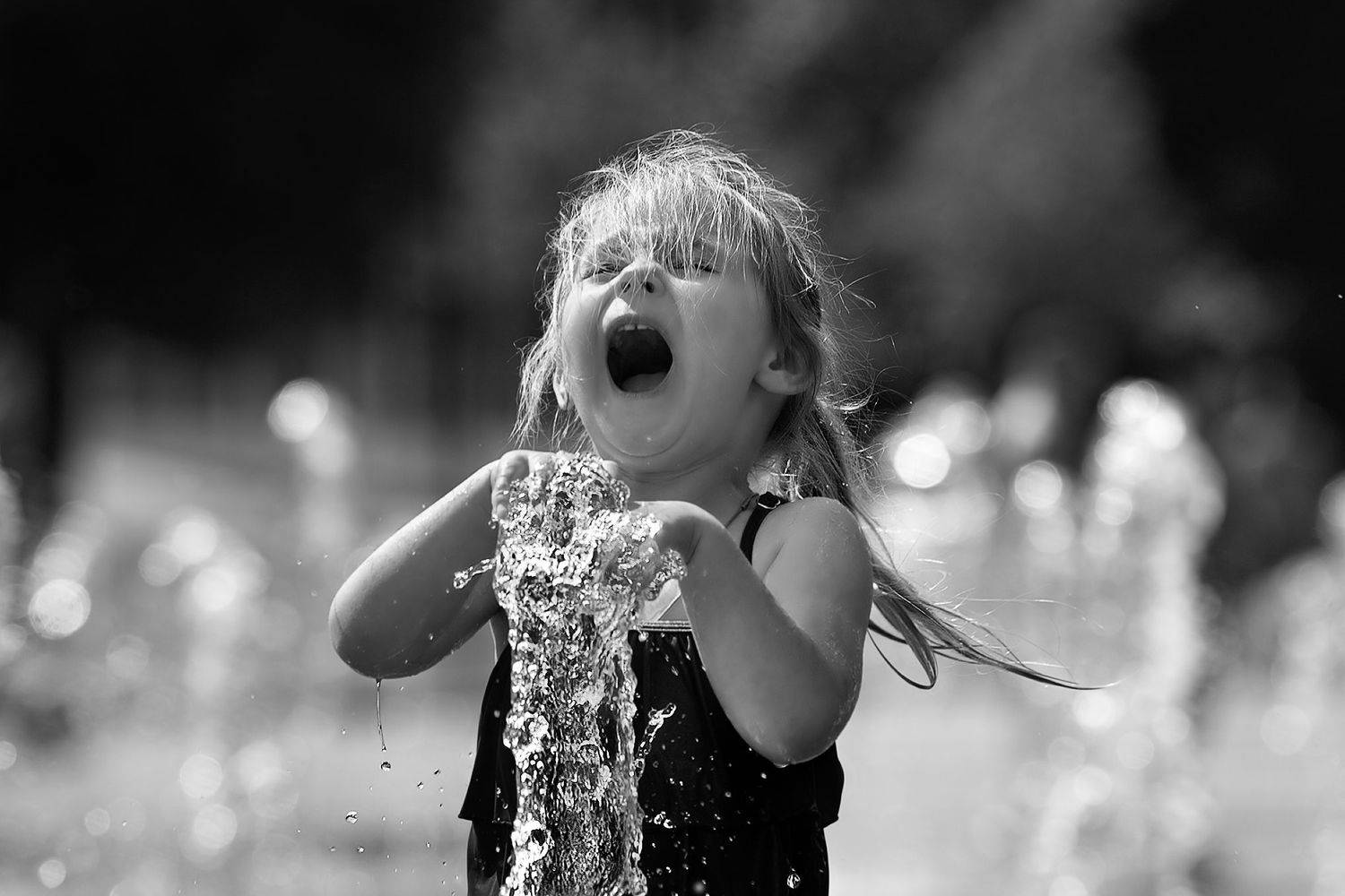 чб фото, дети, уличный детский портрет, девочка, лето, дети и фонтаны, настроение, эмоции; уличное фото, Vera Trandina
