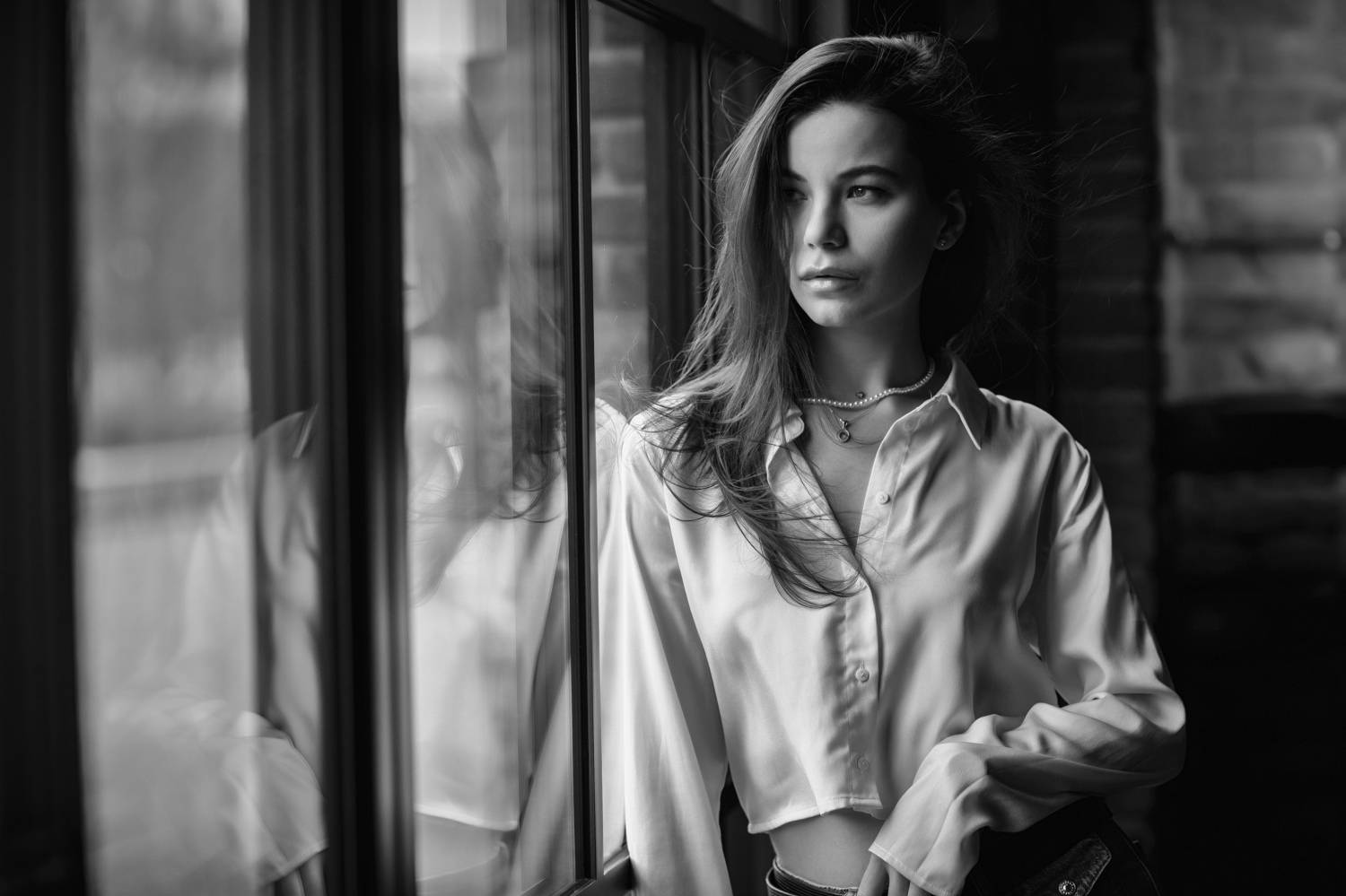 молодая девушка, городской стиль, у окна, черно-белое, Плешков Алексей