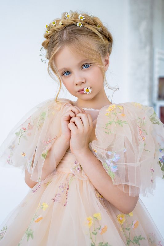 девочка, ребенок, портрет, детский портрет, портрет девочки, глаза. детское портфолио,лето, цветы, ромашки Русская красавица фото превью
