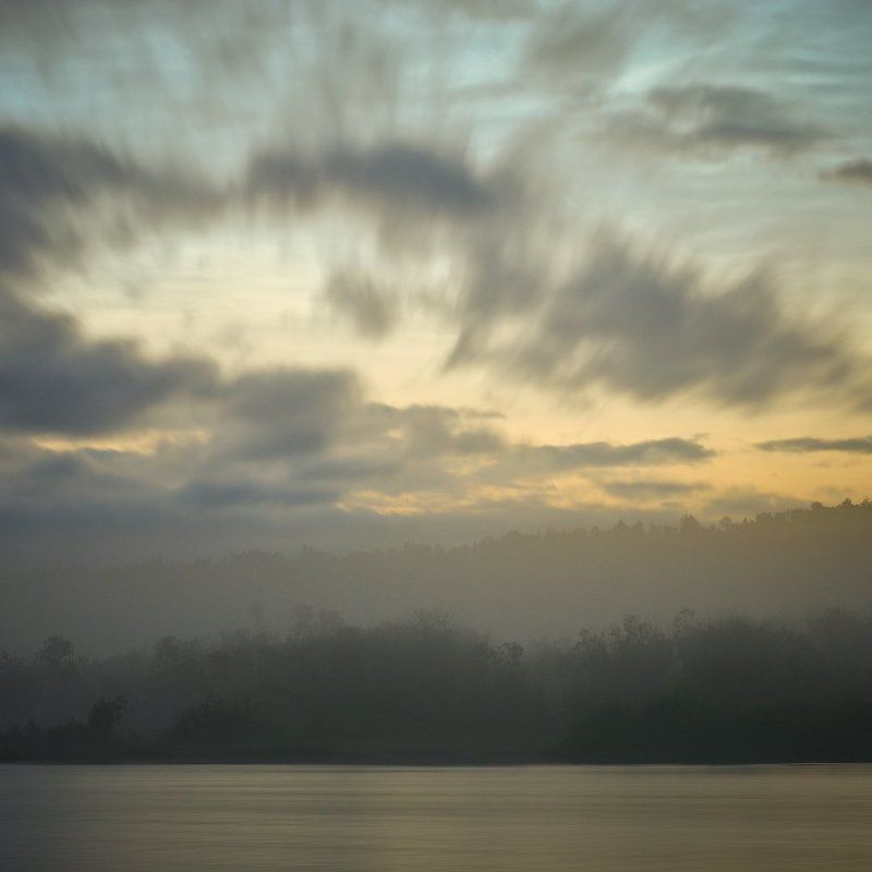 Туманное рассветное утро. фото превью