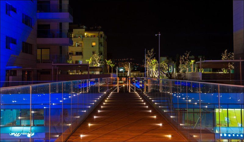 Лимассол, Кипр, город, ночь Взлетная полоса Лимассола фото превью