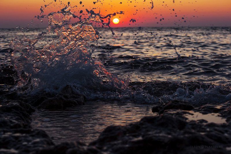 Крым, Севастополь, казачья бухта, лето 2015, июль. брызги ,Черное море, отдых, отпуск.  на закате фото превью