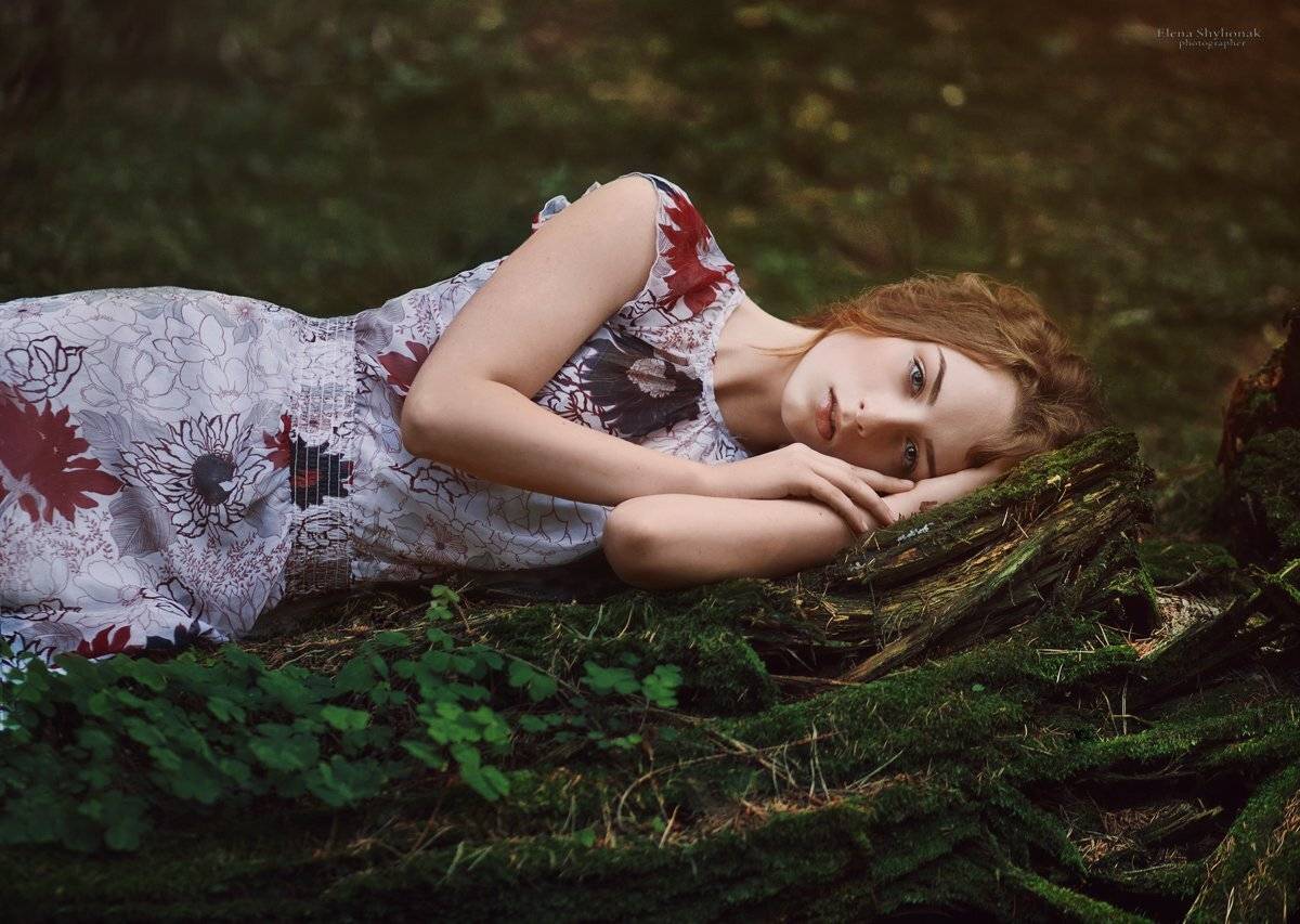 лес, глаза, девушка, мох, зеленый, упавшее дерево, Шиленок Елена